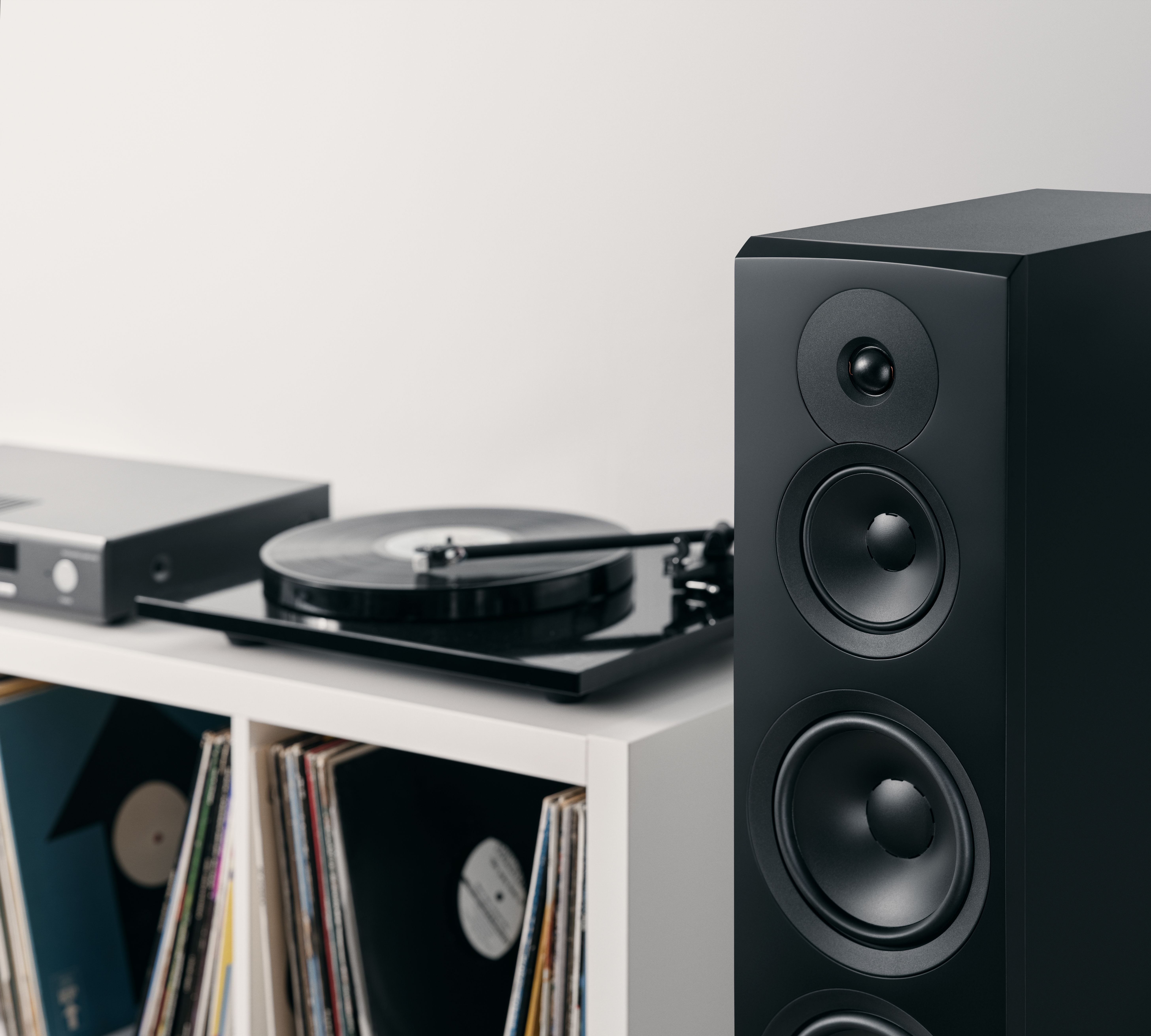 Dynaudio 248583 Напольная акустика Dynaudio New Emit 50 black, цвет: Чёрный