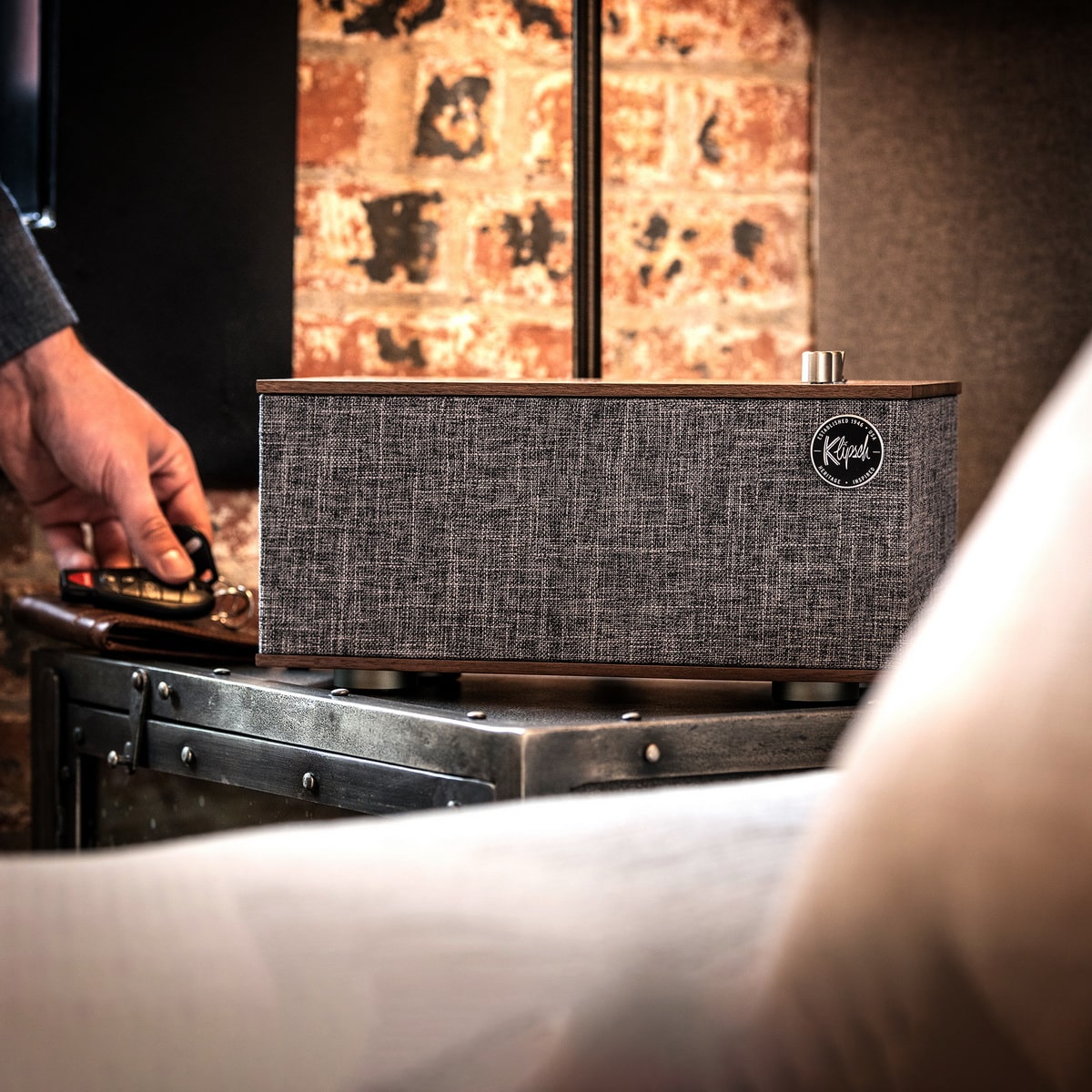 Klipsch 229895 Беспроводная Hi-Fi акустика Klipsch The One II Walnut, цвет: Темно - коричневое дерево