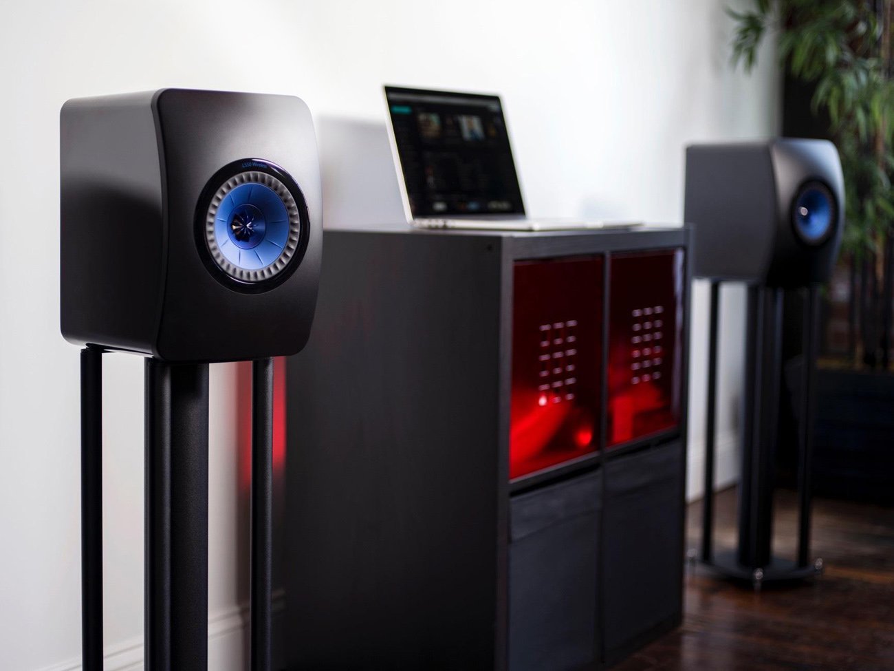 Kef 228485 Полочная акустика KEF LS50 Wireless Titanium Grey/Red, цвет: Серый