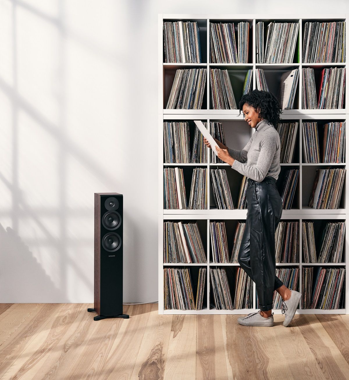 Dynaudio 248582 Напольная акустика Dynaudio New Emit 30 walnut, цвет: Темно - коричневое дерево