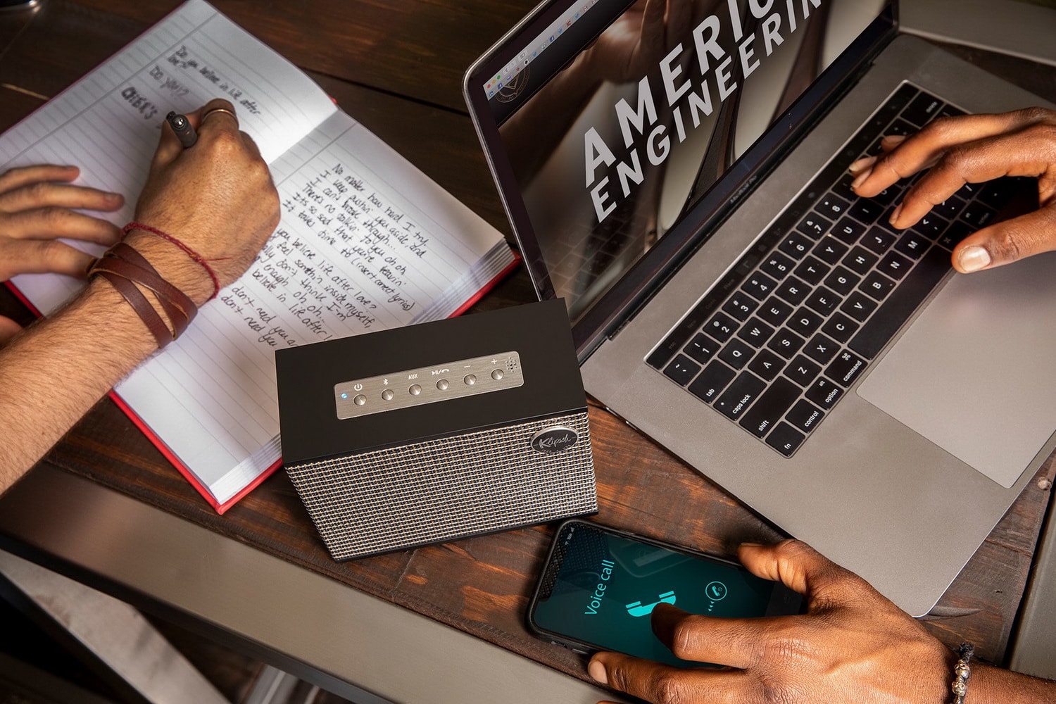 Klipsch 203745 Портативная акустика Klipsch Heritage Groove Walnut, цвет: Светло - коричневое дерево